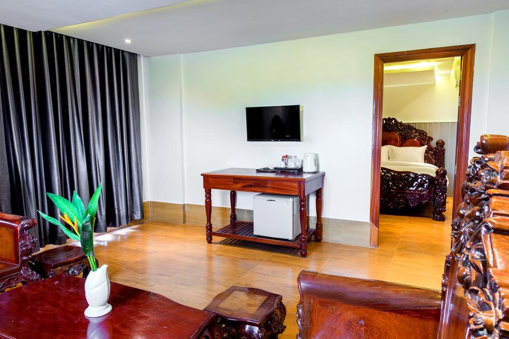 Ly Heng Chhay Hotel Krong Poi Pet Exterior photo